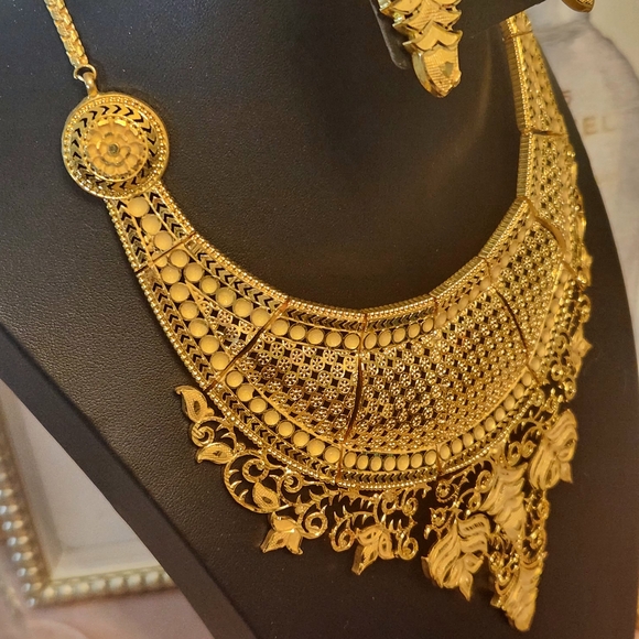Indian Wedding Statement Gold Necklace and Earring Set - Picture 9 of 16